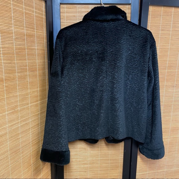 Stunning faux fur accents - Picture 2 of 7